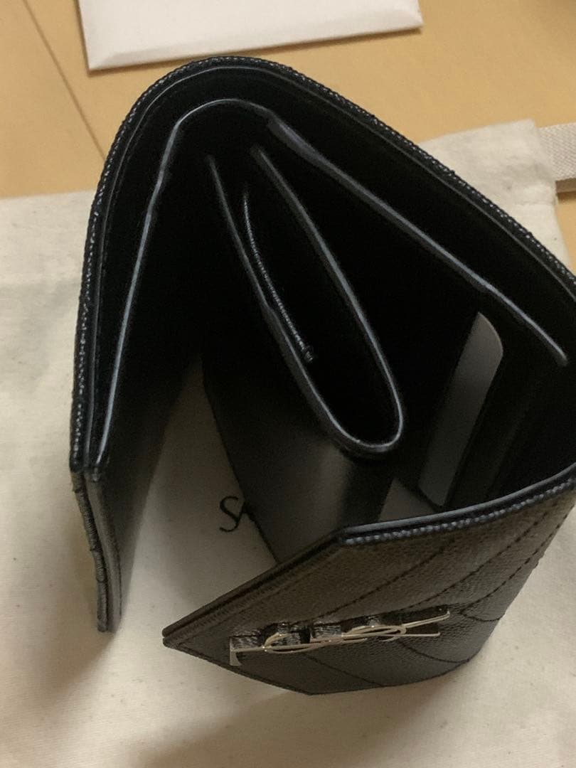 【新品】サンローラン　ブラック 三つ折り財布　シルバー金具　キャビアスキン