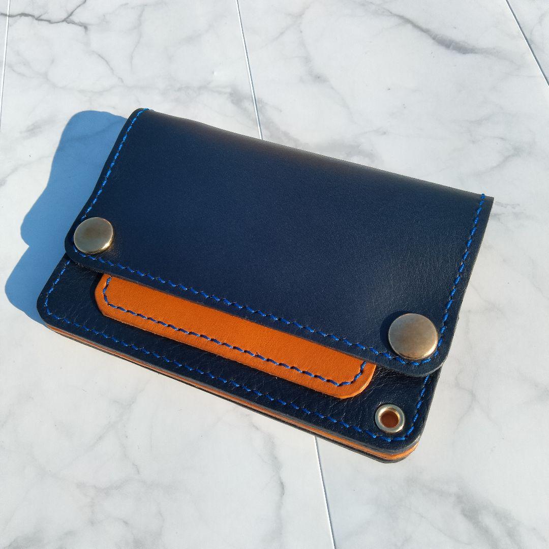 ネイビー×キャメルが映えるハンドメイドレザー トラッカーウォレット 二つ折り財布
