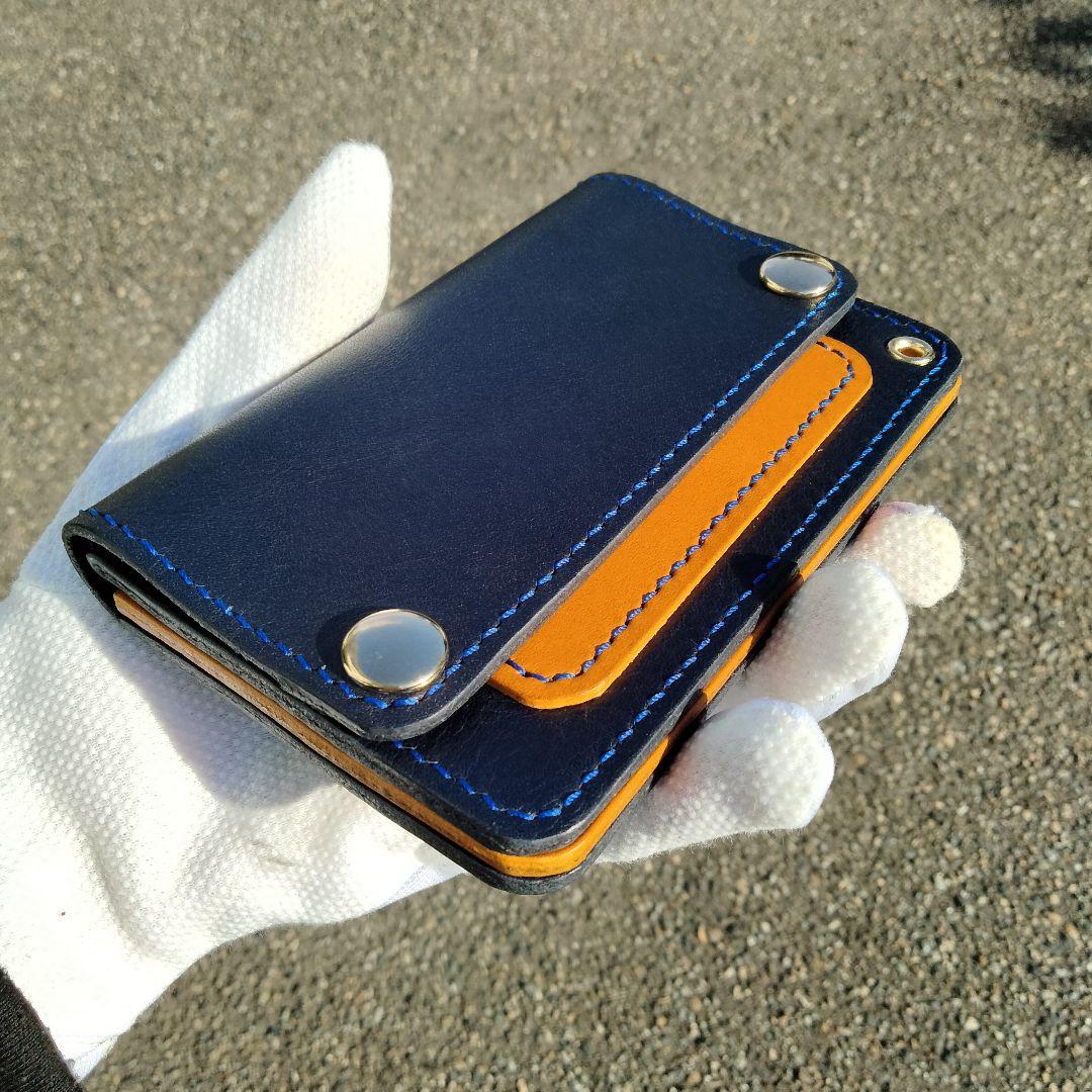 ネイビー×キャメルが映えるハンドメイドレザー トラッカーウォレット 二つ折り財布