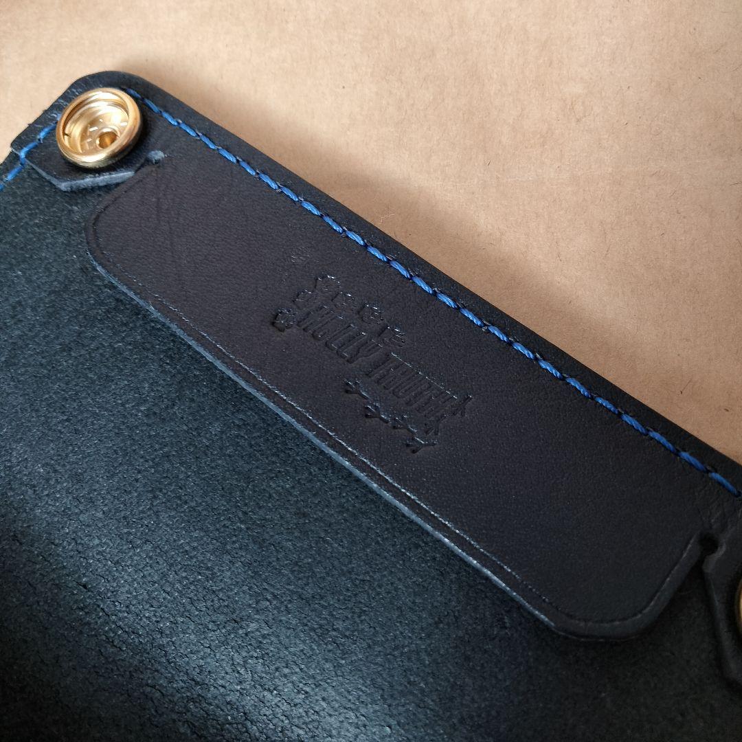 ネイビー×キャメルが映えるハンドメイドレザー トラッカーウォレット 二つ折り財布