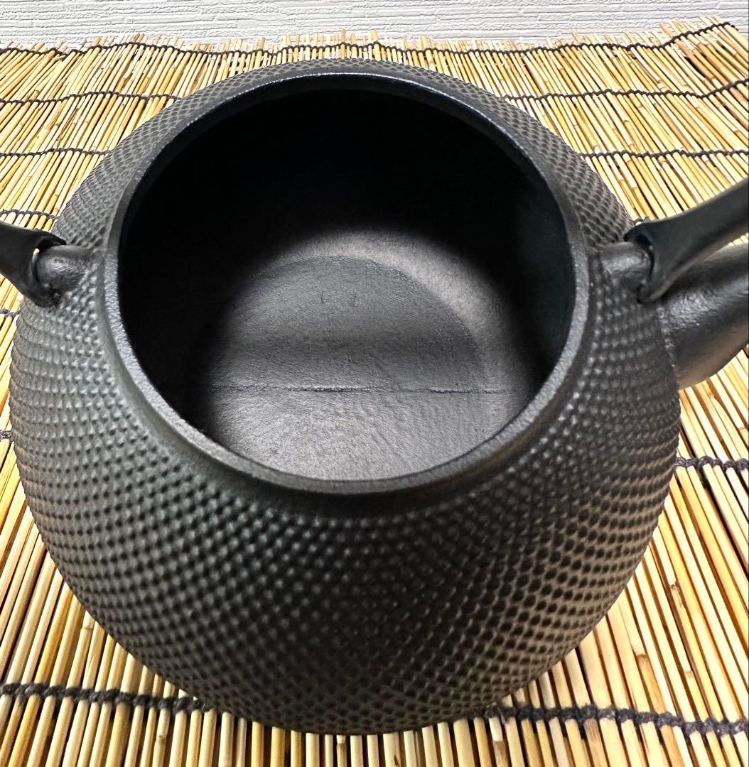 未使用、付属品付き　南部岩鋳造　１０型アラレ　南部鉄瓶　南部鉄器　鉄瓶