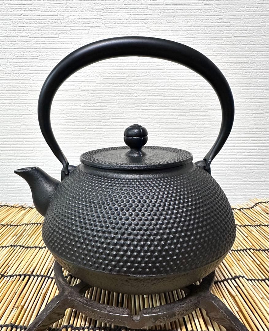 未使用、付属品付き　南部岩鋳造　１０型アラレ　南部鉄瓶　南部鉄器　鉄瓶