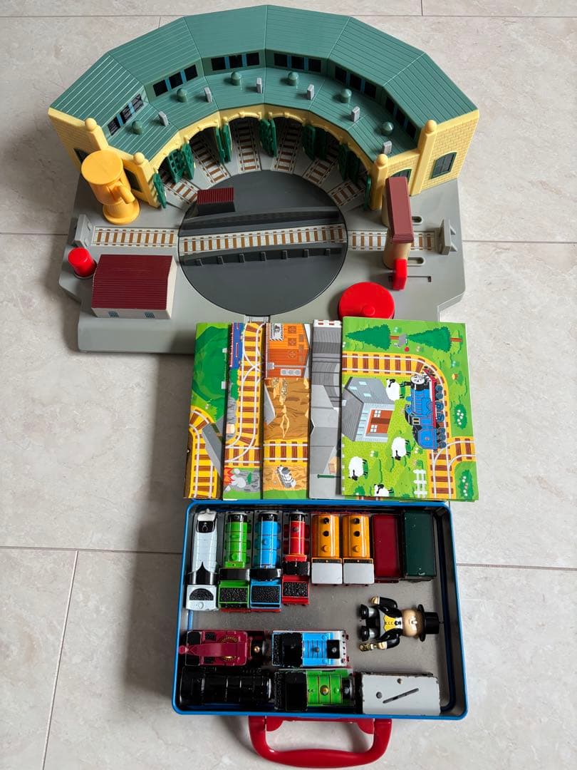 トミカ　機関車トーマス　ティドマス機関庫　操車場