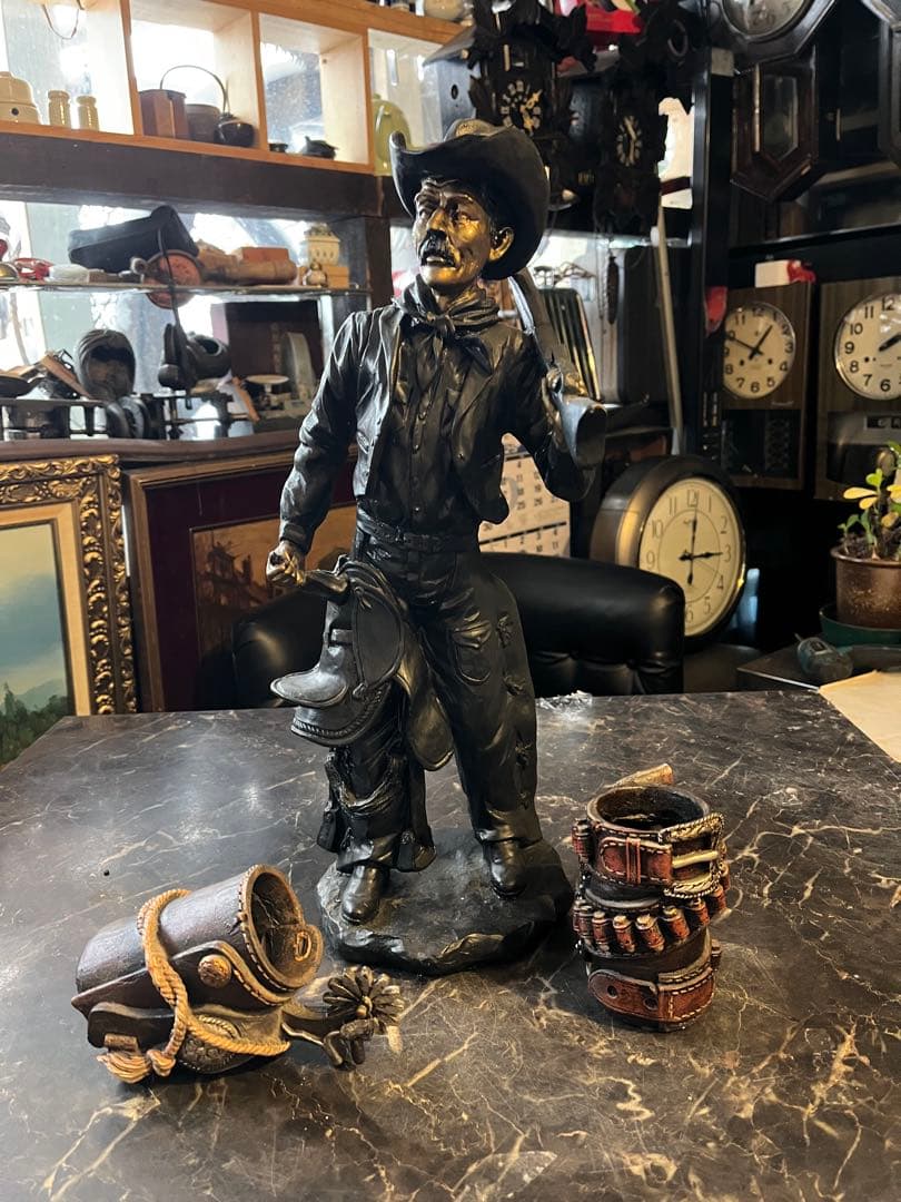 クーマンで スターチュー像 ブロンズ風 鞍とライフル銃を持ったカウボーイ