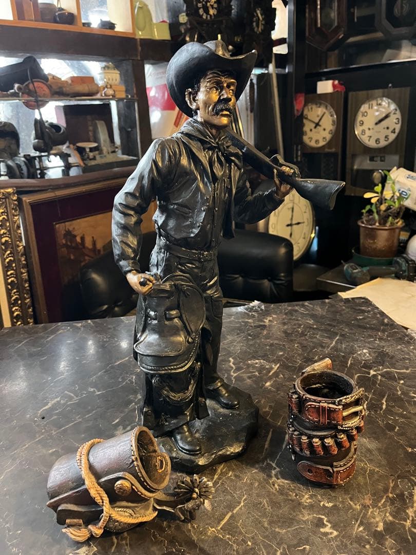 クーマンで スターチュー像 ブロンズ風 鞍とライフル銃を持ったカウボーイ