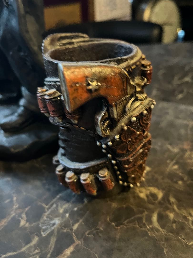 クーマンで スターチュー像 ブロンズ風 鞍とライフル銃を持ったカウボーイ