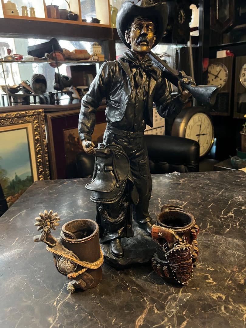 クーマンで スターチュー像 ブロンズ風 鞍とライフル銃を持ったカウボーイ