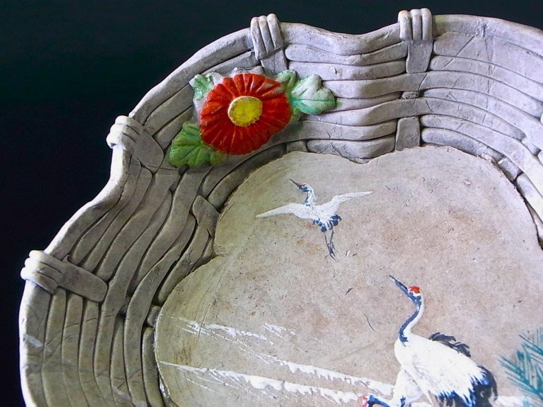 【 E919 】 素晴らしき超名品　明治期萬古焼上手作品　陽刻番の鶴文飾り皿