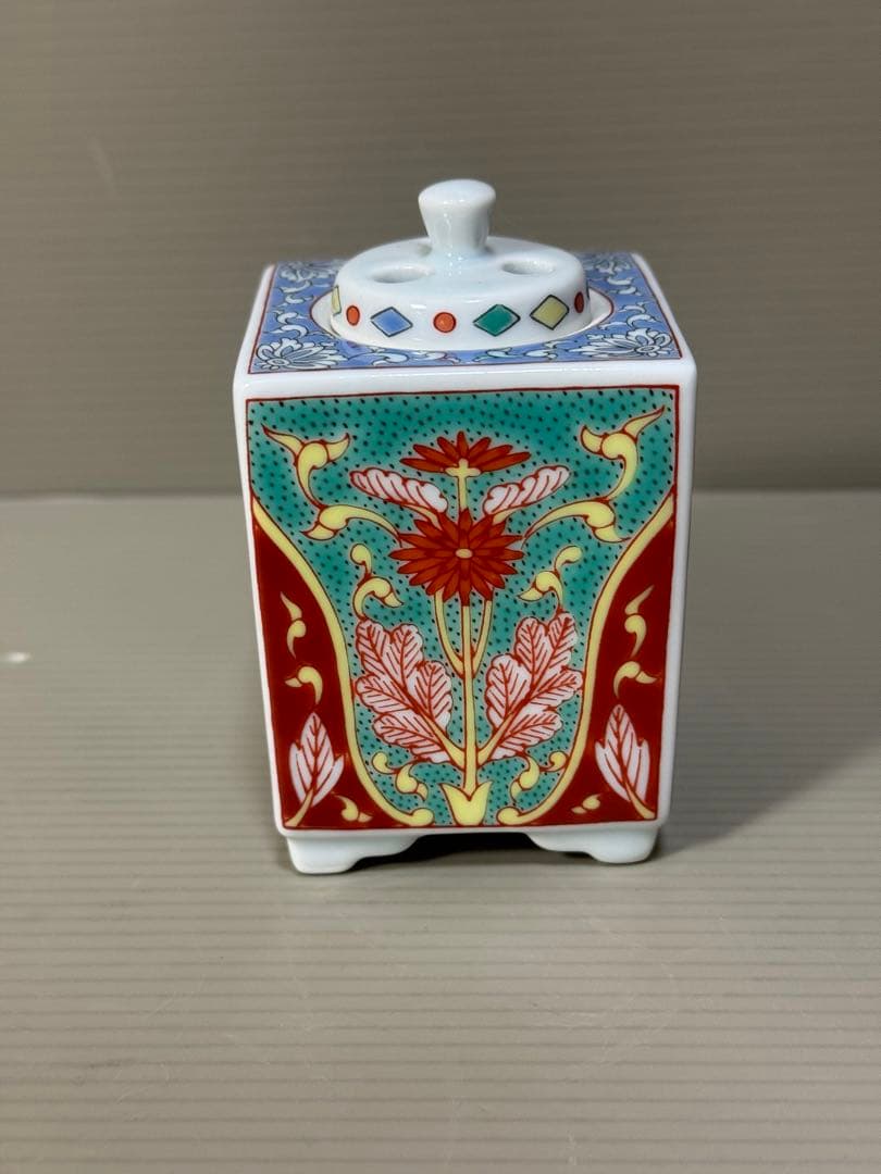 2277  伊万里徳右衛門　錦菊花文角香炉