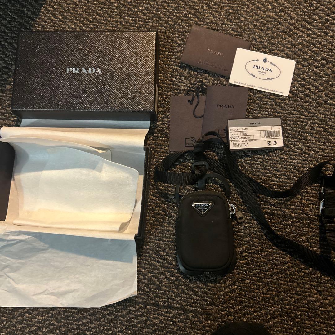 プラダ　携帯ストラップ