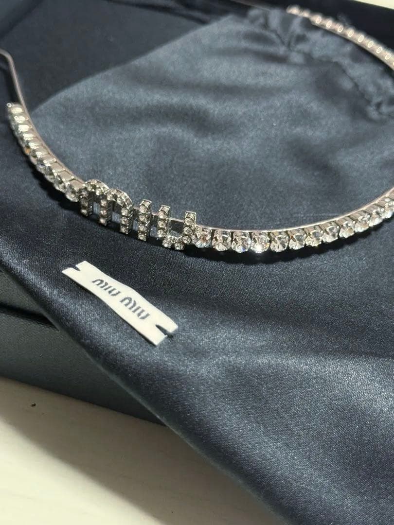 MIUMIU クリスタルカチューシャ ロゴ ビジュー ヘアアクセサリー