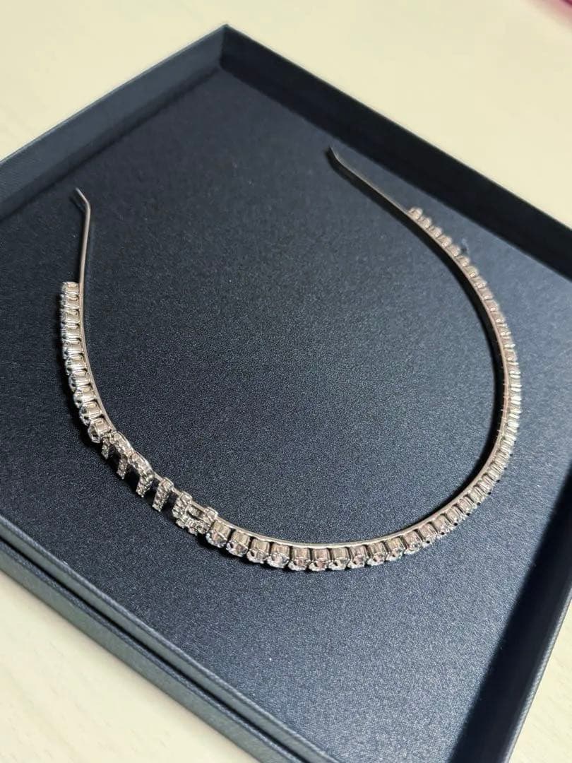 MIUMIU クリスタルカチューシャ ロゴ ビジュー ヘアアクセサリー