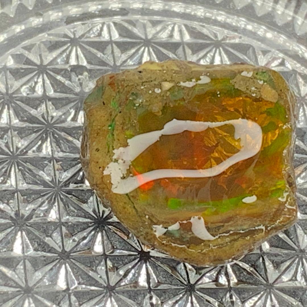 オパール原石66ct形も遊色もいい感じ！ハイクラス美遊色