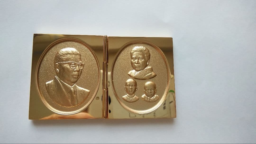 真如苑　美品　真如教主　三霊尊レリーフ　（ケ−ス付 ）