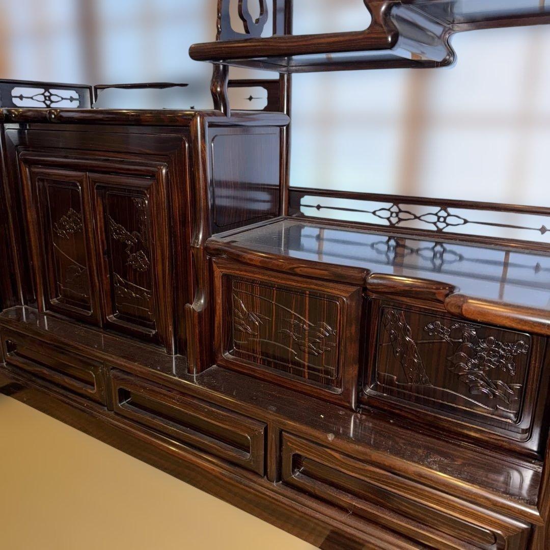 木製彫刻装飾付き収納家具