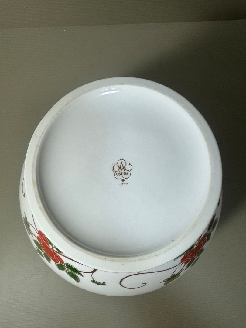 2190  大倉陶園　金彩白磁　ツル薔薇唐草模様　花瓶