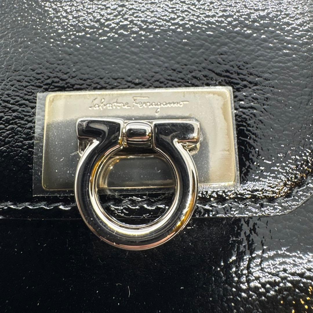 未使用品　サルヴァトーレフェラガモ 二つ折り財布 エナメル ガンチーニ ブラック