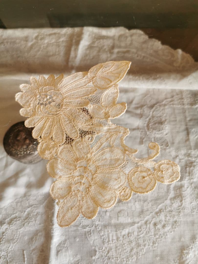 アンティーク 大輪のポワンドローズ 両面ガラス木製フレーム付き