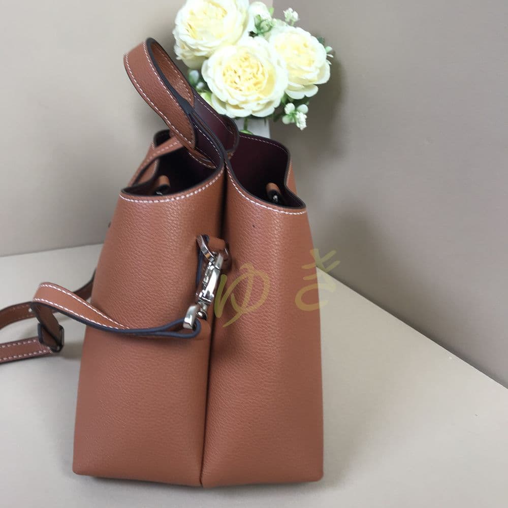 Tタイムレス ショルダーバッグ キャラメル色