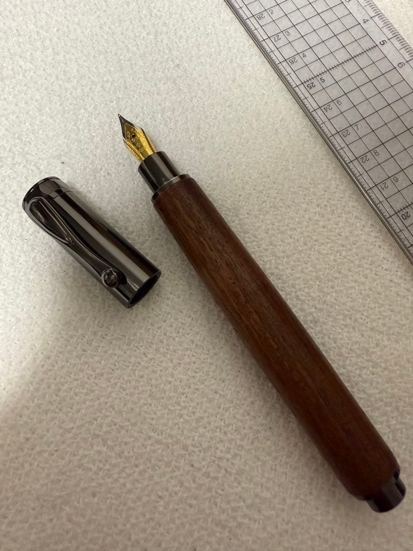 川窪さんの万年筆、絶版、ローズウッド