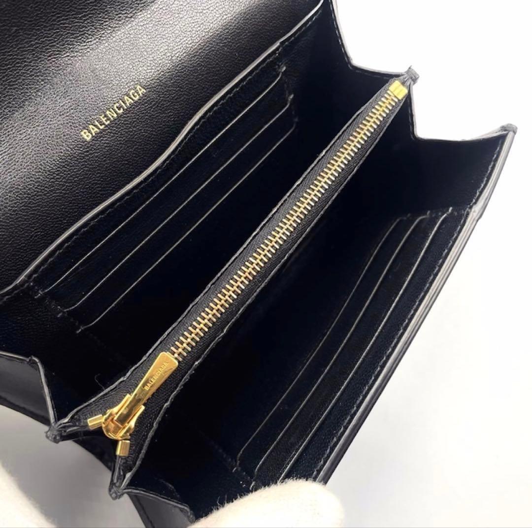 《超美品》バレンシアガ 二つ折り財布 ロゴ金具 本革 レザー ゴールド金具 黒系
