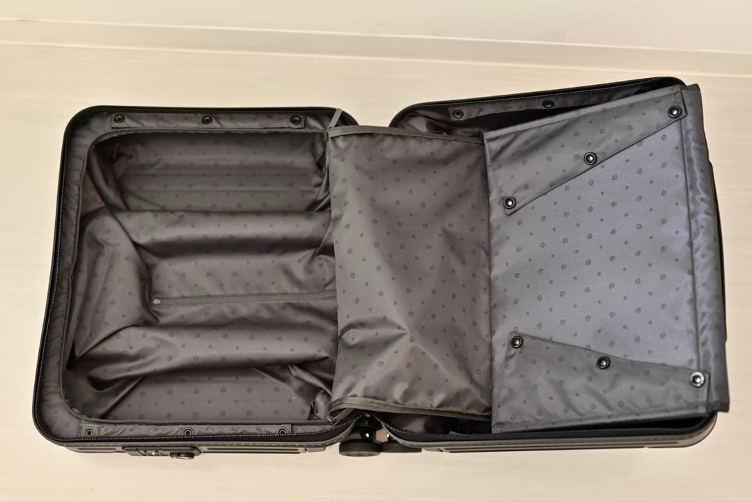 RIMOWA ESSENTIAL SLEEVE COMPACT マットブラック