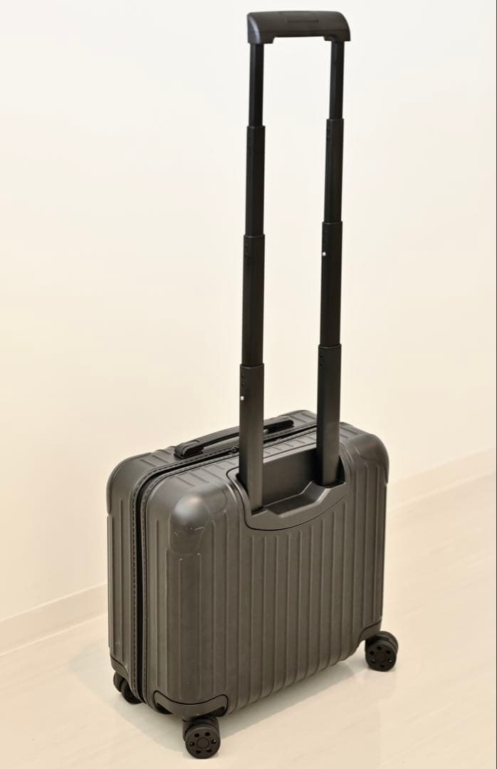 RIMOWA ESSENTIAL SLEEVE COMPACT マットブラック