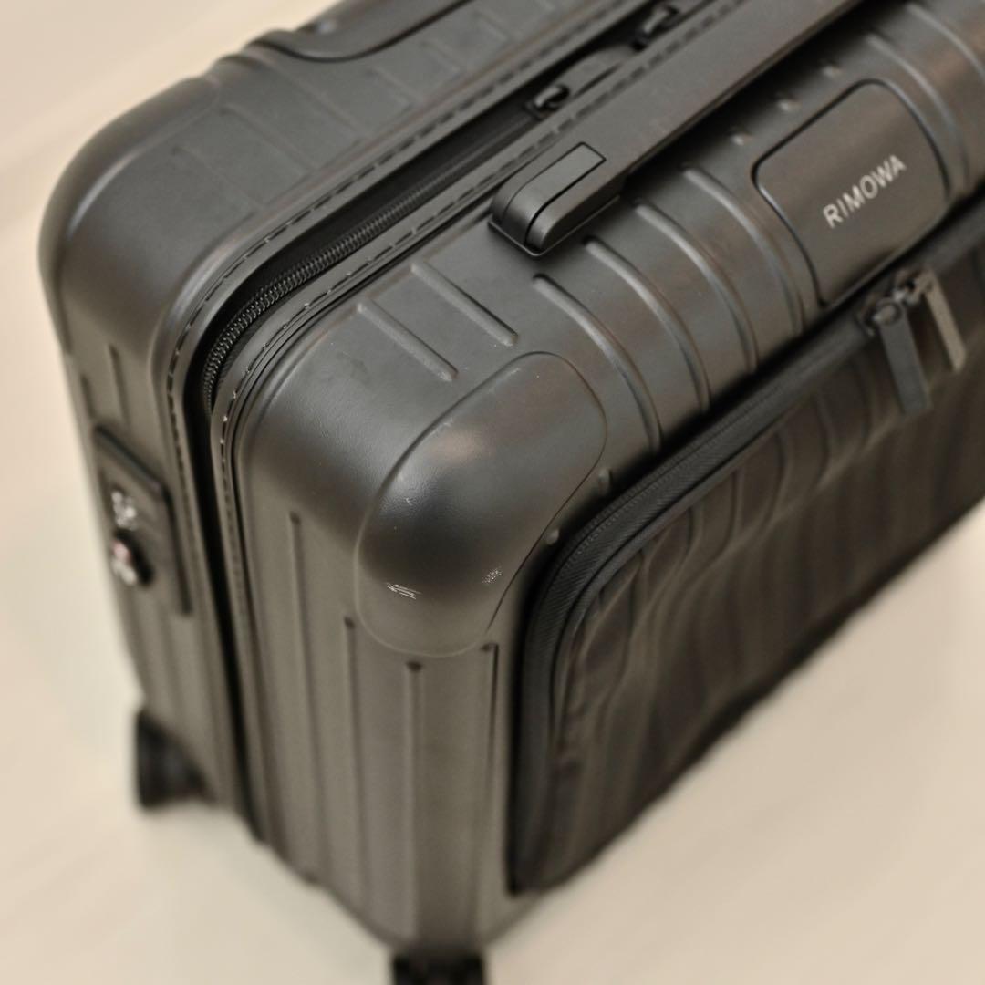 RIMOWA ESSENTIAL SLEEVE COMPACT マットブラック
