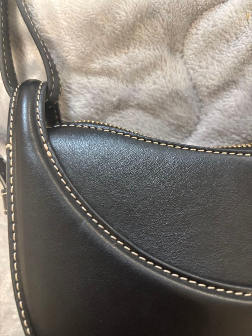 黒レザー ハーフムーン型ショルダーバッグ