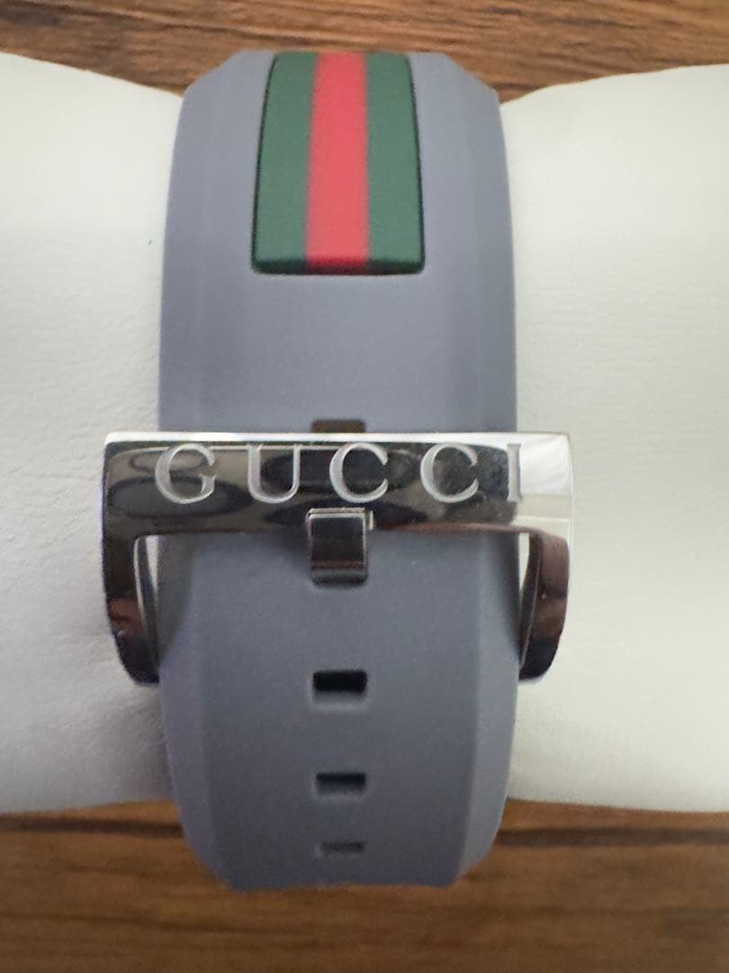 大特価GUCCI グレー ラバーベルト 時計作動しています