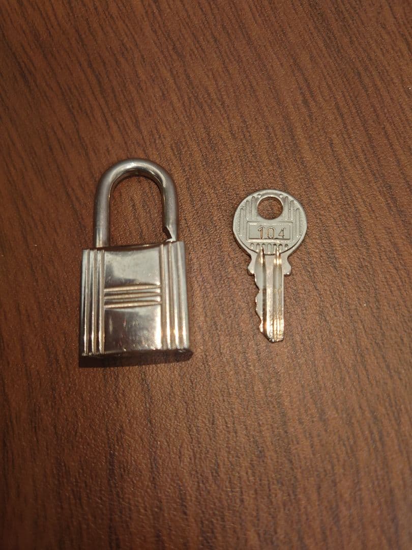 本皮キューブハンドバック（エルメスのカデナ付）