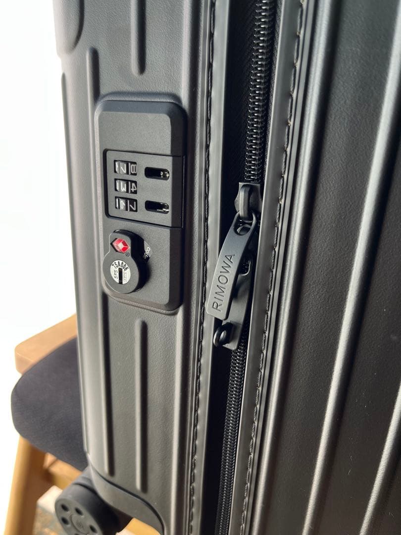 【美品】リモワ　ESSENTIAL SLEEVE コンパクト