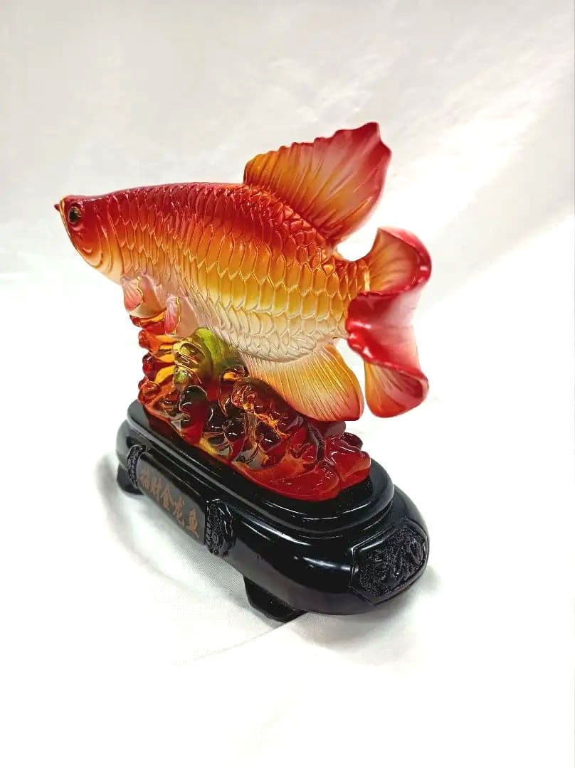 アロワナ（招財金龍魚）の彫刻 赤オレンジ 樹脂製