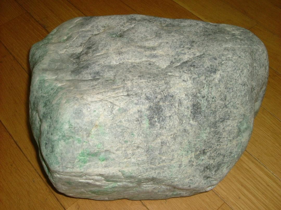 【黒灰×緑】糸魚川ヒスイ　翡翠　原石　２０ｋｇ