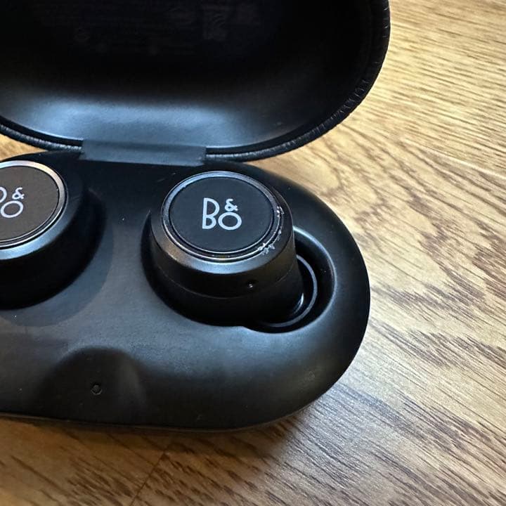 B&O PLAY BEOPLAY E8 BLACK【充電器・イヤーピース付】