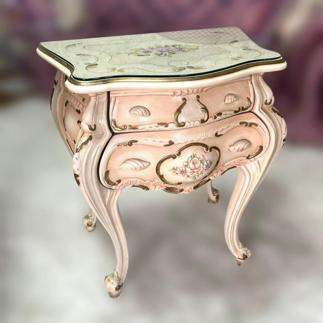 フローラル装飾のピンクキャビネット