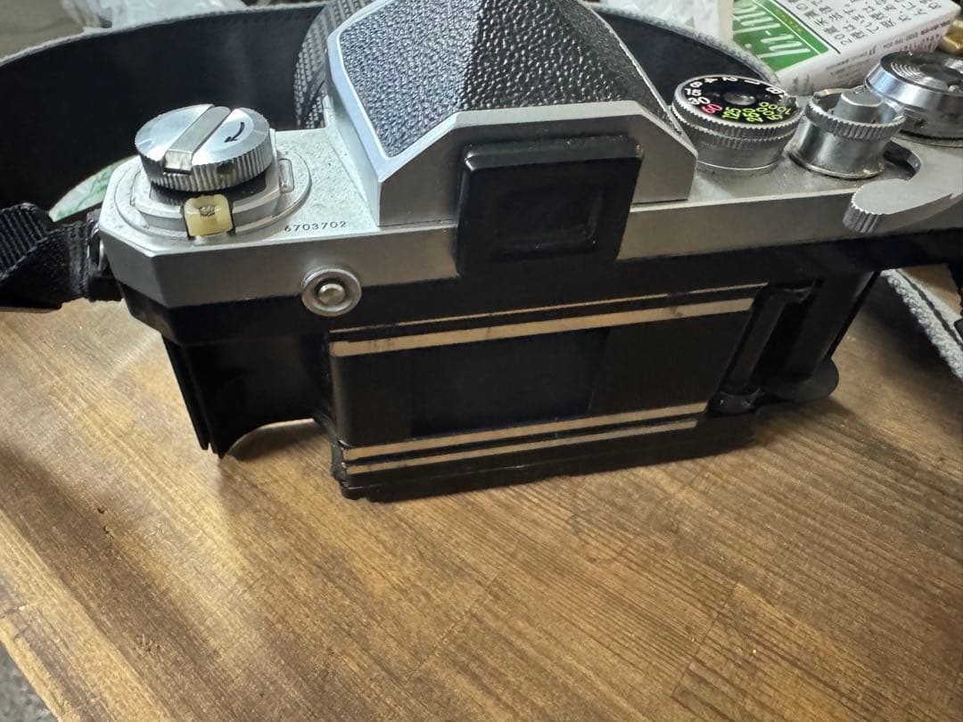 「Nikon F ボディ + Zoom-Nikkor 28-85mm レンズ