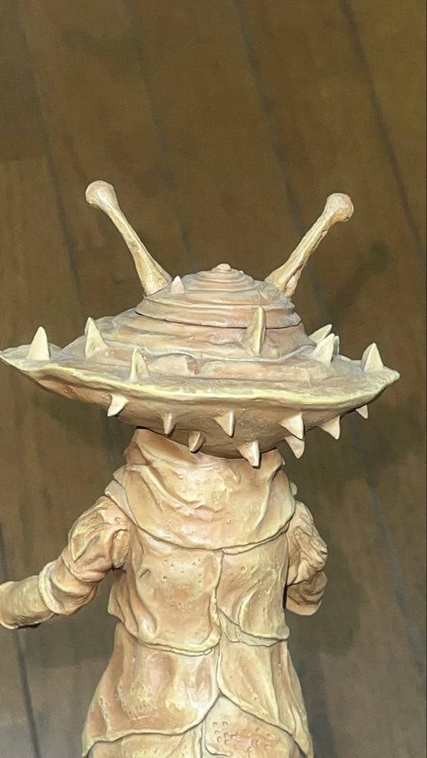 カネゴン怪獣フィギュア 触角付き ベージュ　美品