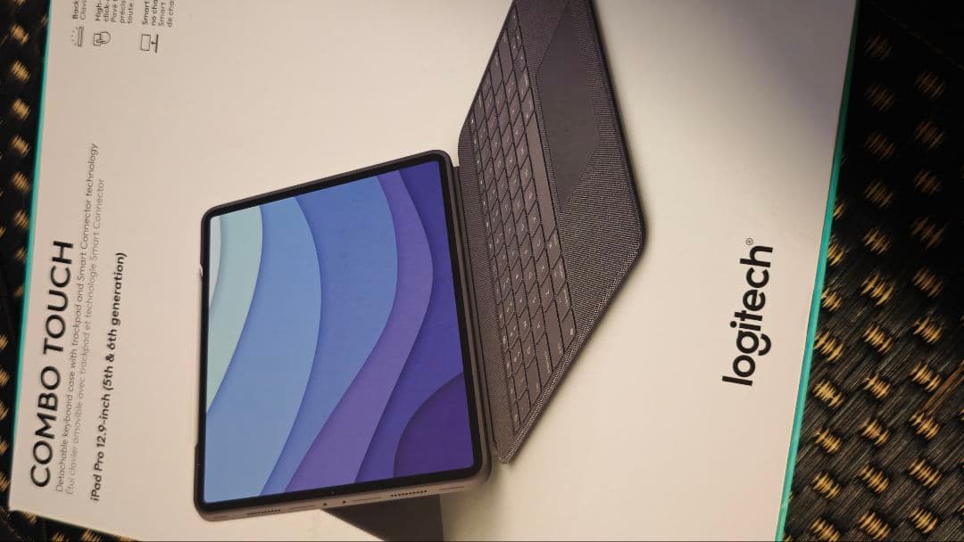 iPad pro 第6世代　logicool 英字配列キーボード　ESRケース付