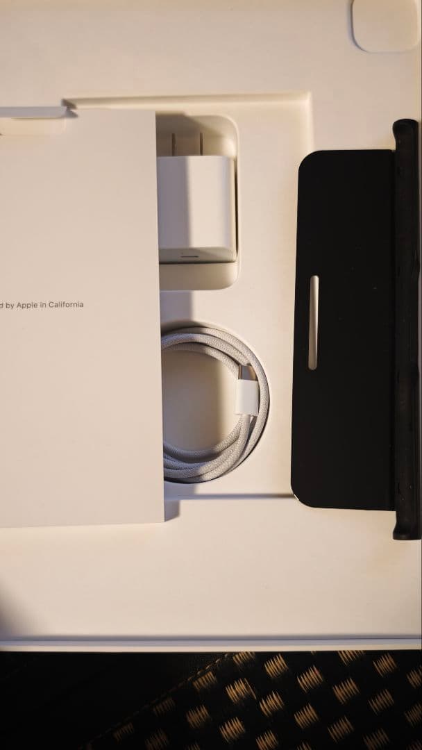 iPad pro 第6世代　logicool 英字配列キーボード　ESRケース付