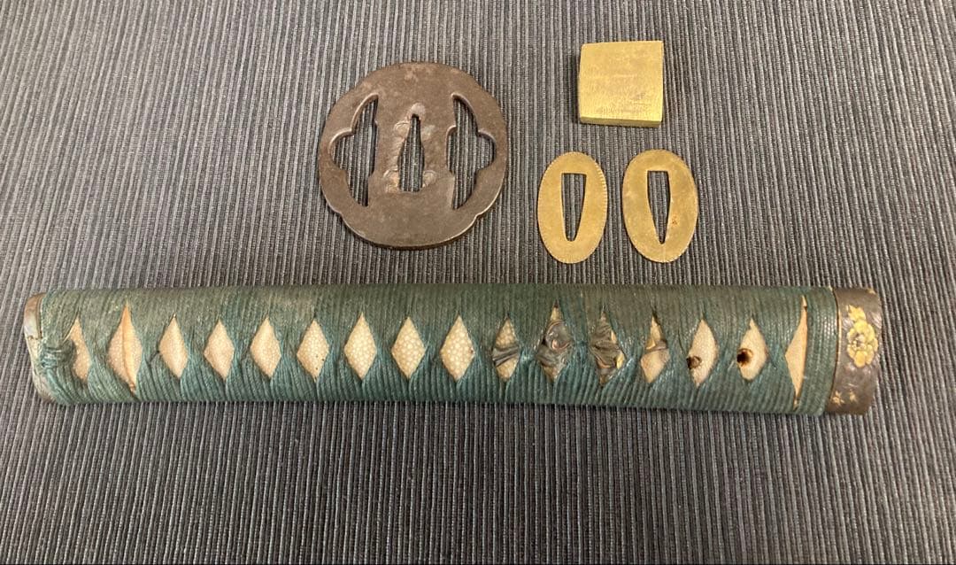 刀装具　大刀用柄前　柳生傘透かし鉄鍔　葵図目貫(江戸時代)