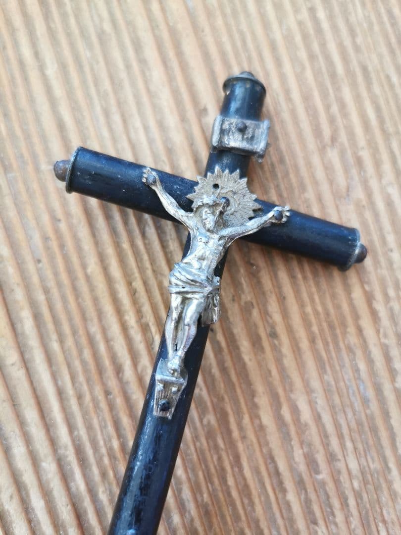 アンティーク フランス 黒木の円筒十字架と銀色のイエスキリスト アルス