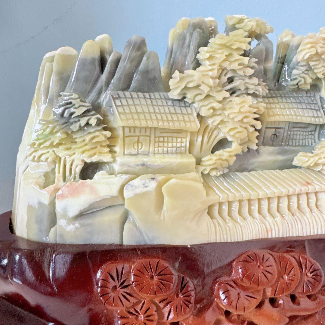 天然石★アフガニスタン玉石★山木と家の彫刻★置物★木製ベース付き★美術品★工芸品