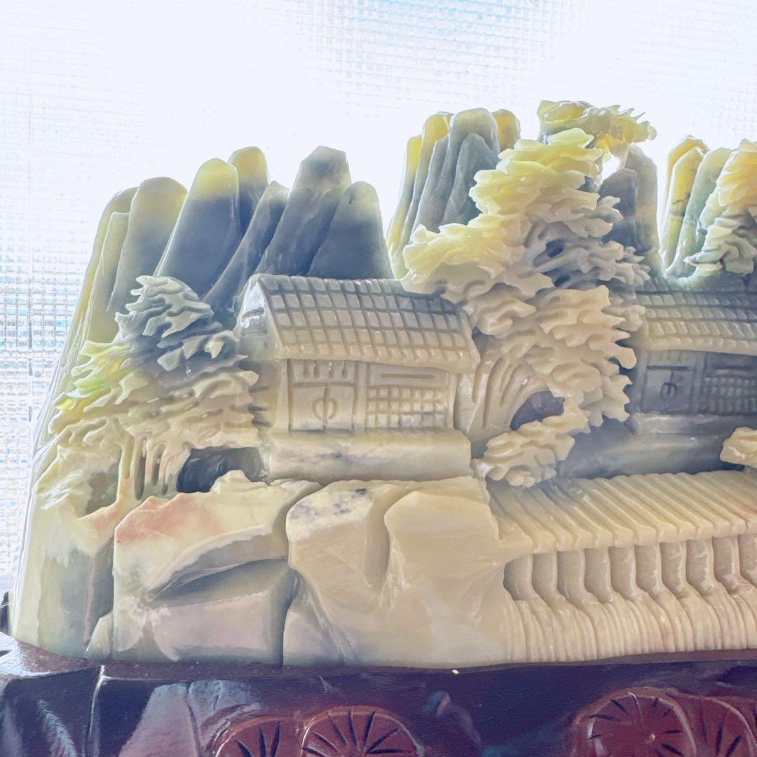 天然石★アフガニスタン玉石★山木と家の彫刻★置物★木製ベース付き★美術品★工芸品