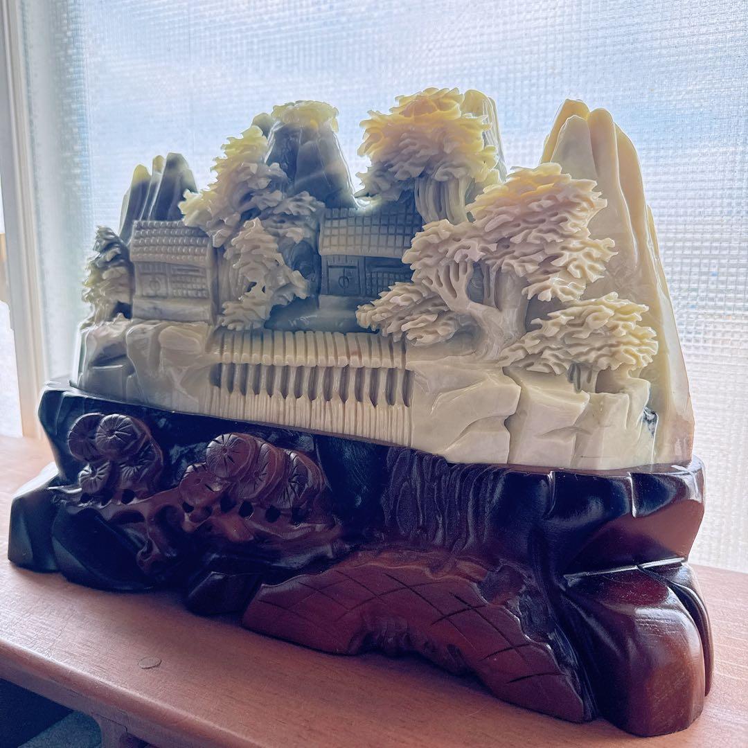 天然石★アフガニスタン玉石★山木と家の彫刻★置物★木製ベース付き★美術品★工芸品