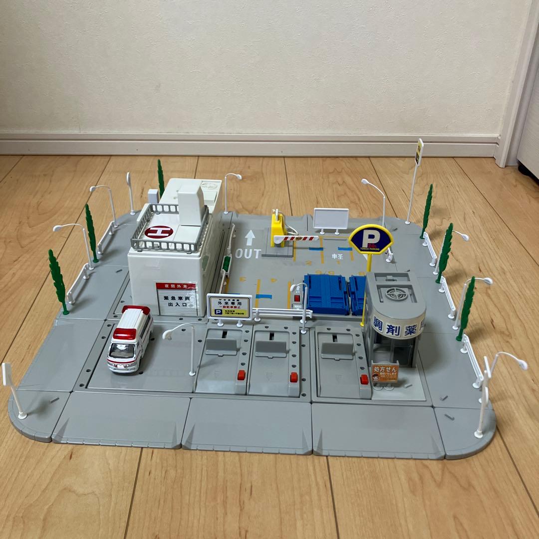 トミカタウン 病院 駐車場　薬局　トミカ