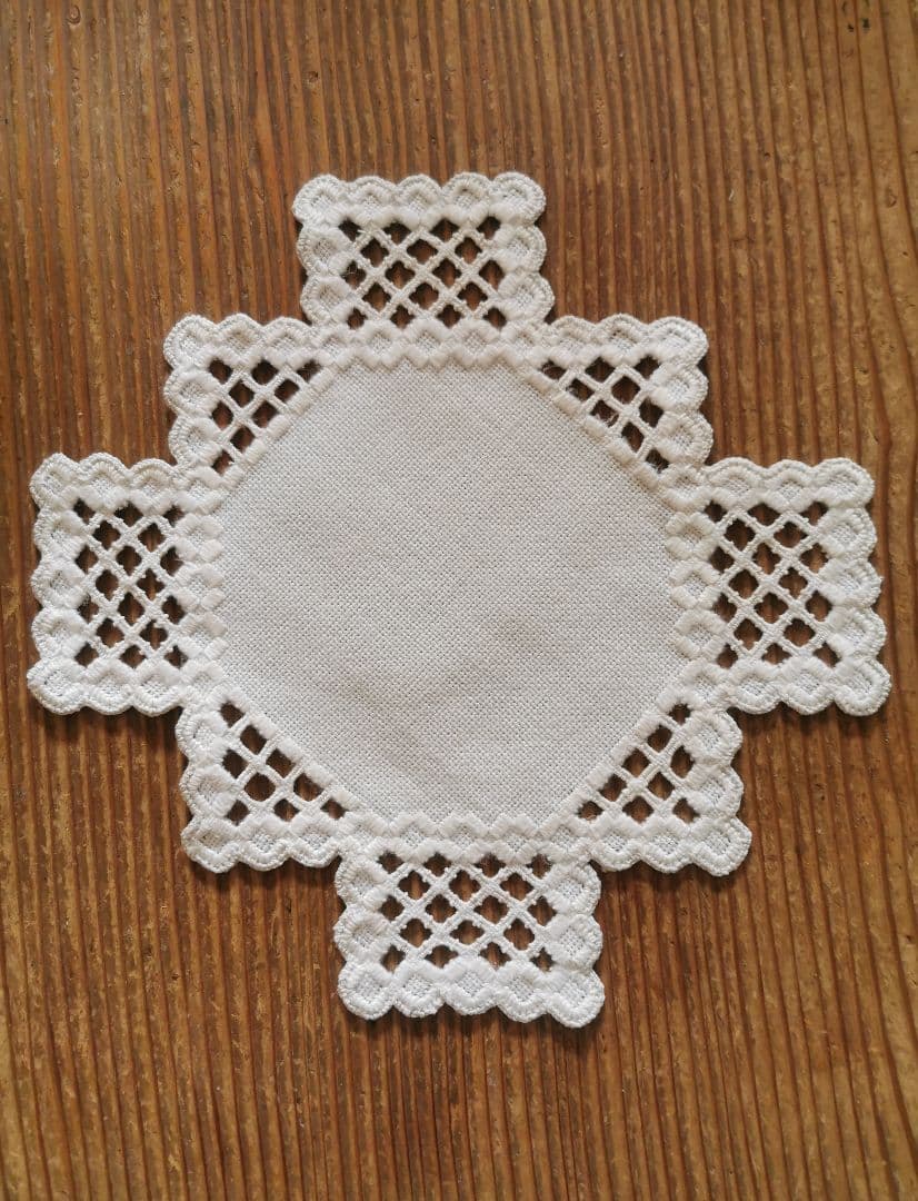 アンティークノルウェー ハーダンガー刺繍レース 十字架クロス型ドイリー マット