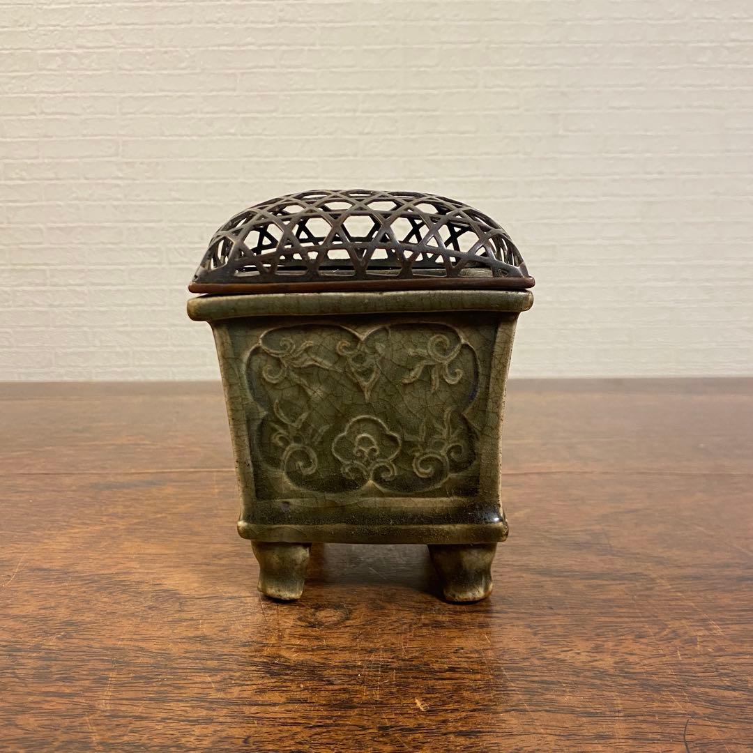 明時代 龍泉窯青磁 花文四足香炉 銅蓋付