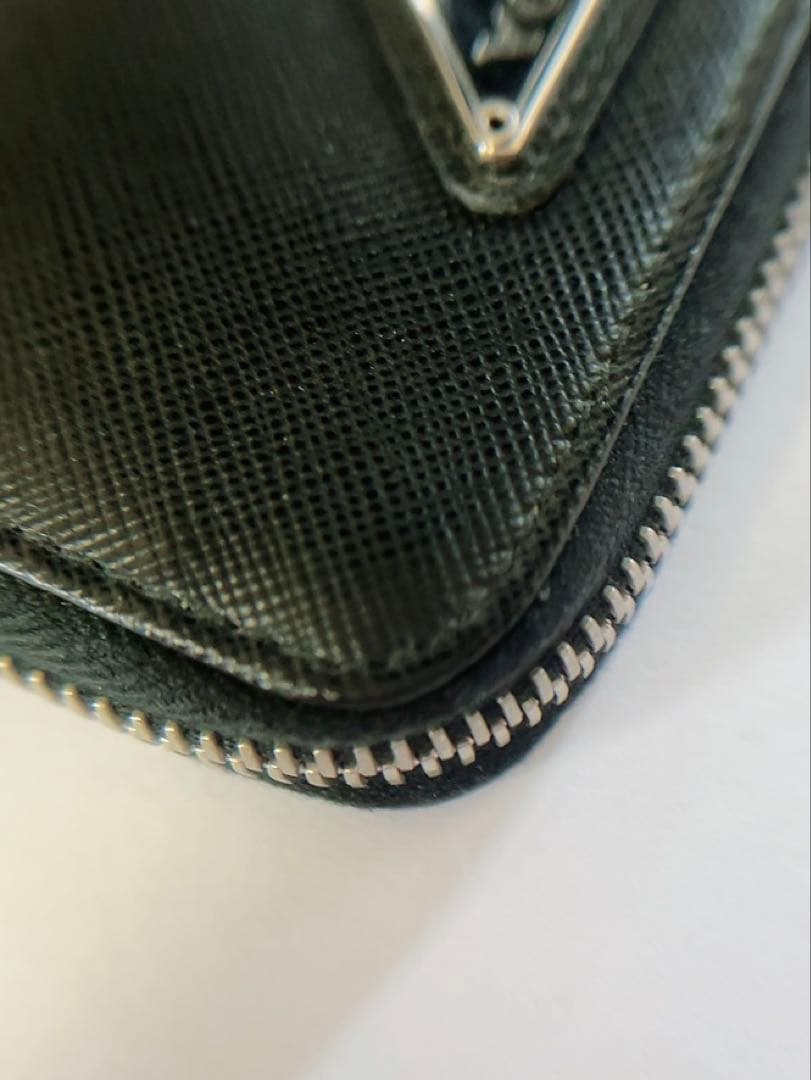 プラダ　PRADA ケース　黒　ラウンドファスナー　三角ロゴ