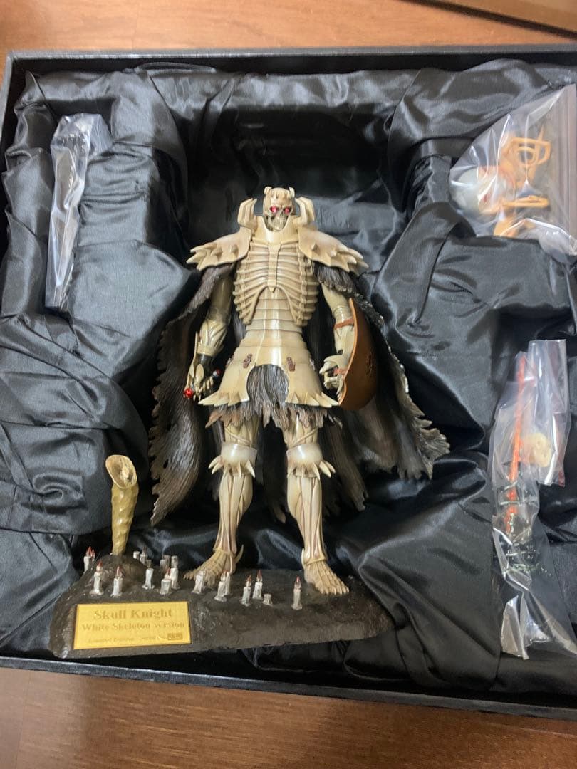 ベルセルク　ART OF WAR 髑髏の騎士 白骨彩色版　(完璧な世界の卵付)